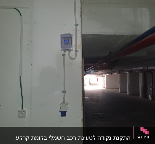 לוח חשמל עם חוטים וצינורות חשמל על קיר